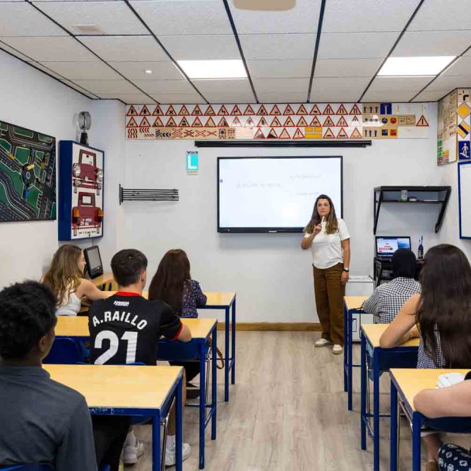 Alumnos atendiendo a la profesora en el aula de teórica de Autoescuela Vial en Logroño