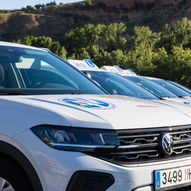 Frontales de los coches de Autoescuela Vial con el distintivo L en el techo