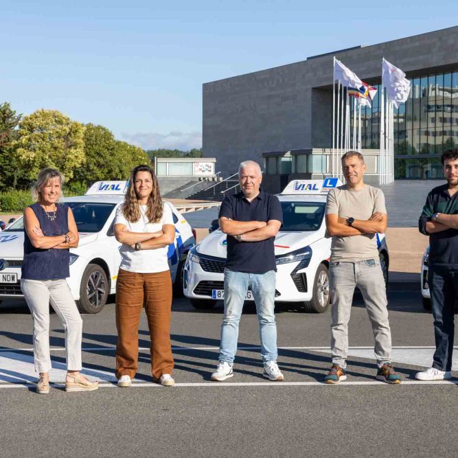 Equipo de Autoescuela Vial junto a los coches de prácticas en Logroño